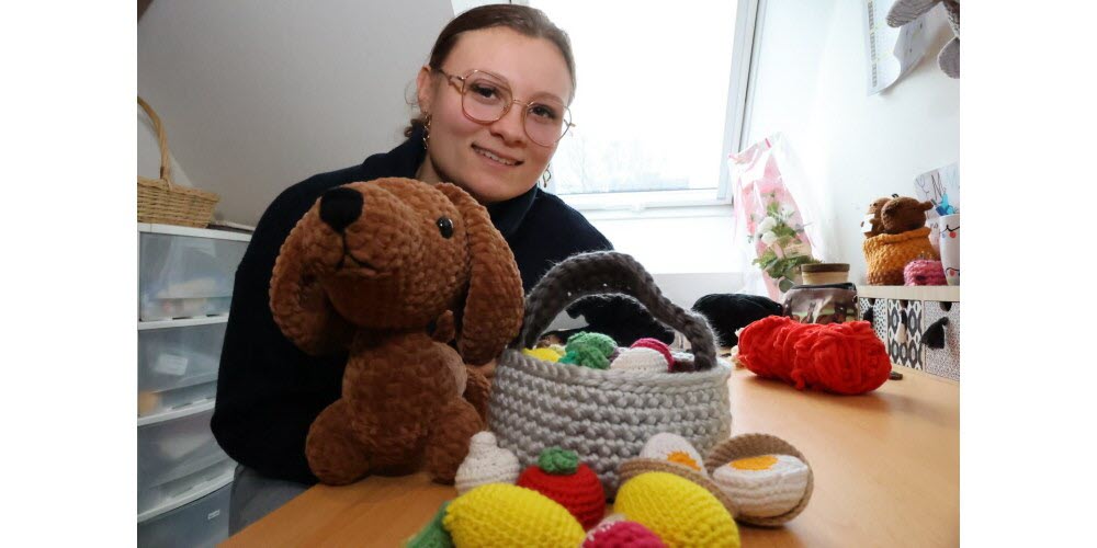 Emma entourée de ses créations au crochet
